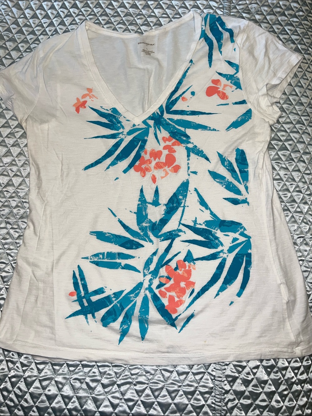 Banana Republic tee shirt, size L